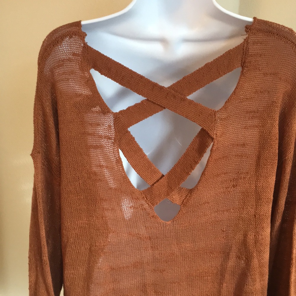 Beautiful Lightweight, criss-cross back sweater - Picture 2 of 5